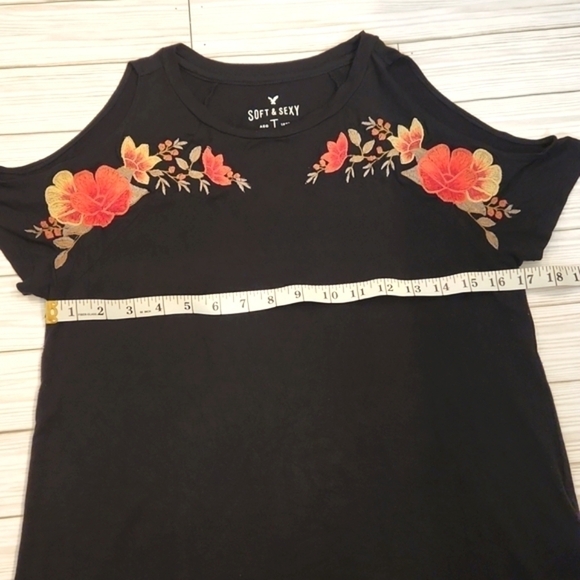 Womens American Eagle black floral embroidered cut out shoulders top size Small. - Picture 13 of 14